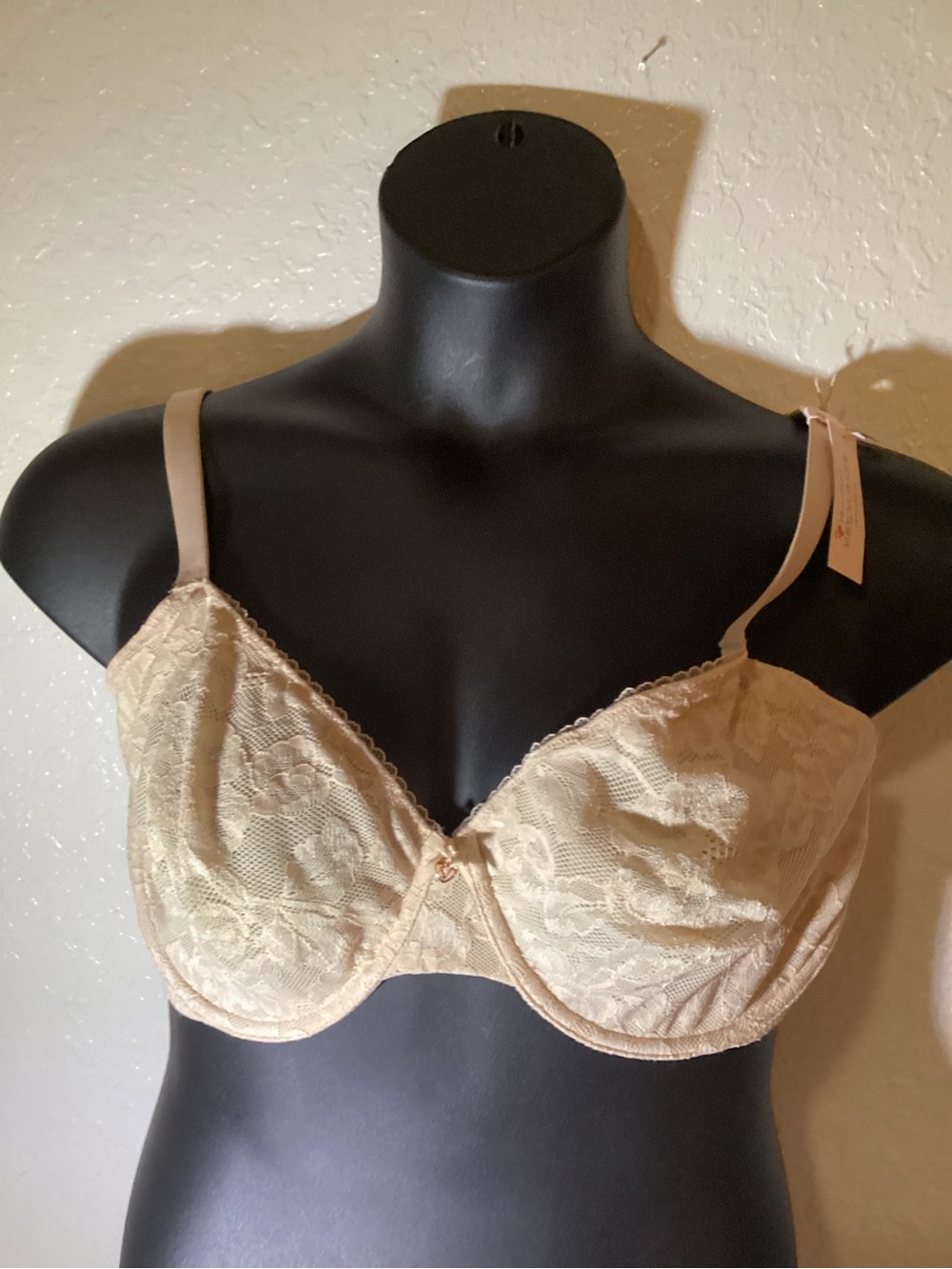 Victoria's Secret Lace Underwire Bra in Nude/Cream